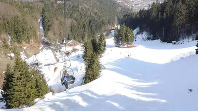 Sessellift über dem Skigebiet