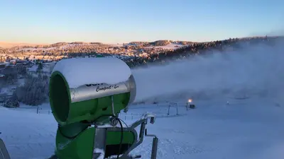 Schneekanone im Einsatz im Skigebiet Matthias-Schmidt-Berg