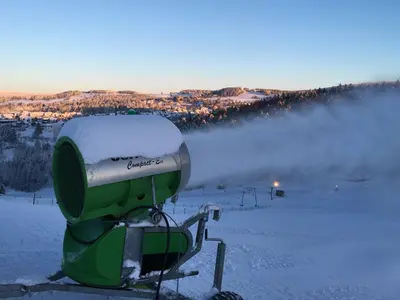 Schneekanone im Einsatz im Skigebiet Matthias-Schmidt-Berg © Alberti-Lift GmbH