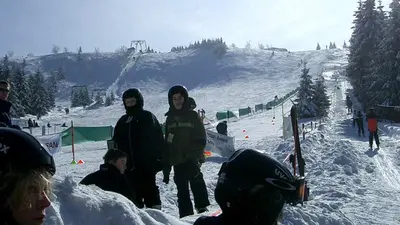 Skifahrer mit Lift und Piste im Skigebiet Sonnenberg