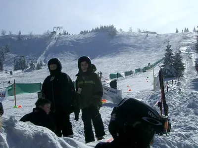 Skifahrer mit Lift und Piste im Skigebiet Sonnenberg © Skigebiet Sonnenberg