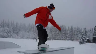 Snowboarder auf einen Rail im Snowpark Sonnenberg