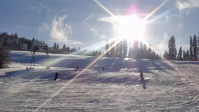 Snowboarder auf der Piste in Altenau auf der Rose