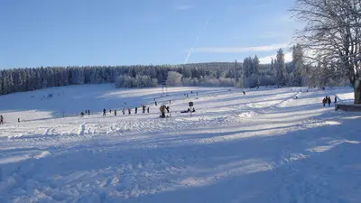 Blick auf das Skigebiet Altenau auf der Rose von der Talstation aus