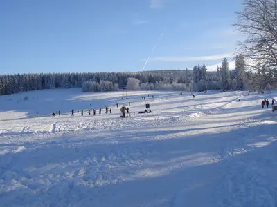 Blick auf das Skigebiet Altenau auf der Rose von der Talstation aus © Harztourismus