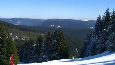 Skiwanderer mit Bergpanorama im Ski Alpinum Schulenberg