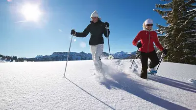 Zwei Scheeschuhwanderinnen auf der Piste in Grasgehren