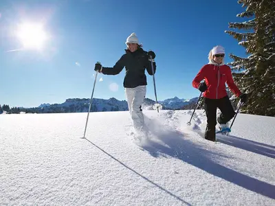 Zwei Scheeschuhwanderinnen auf der Piste in Grasgehren © Skiparadies Grasgehren