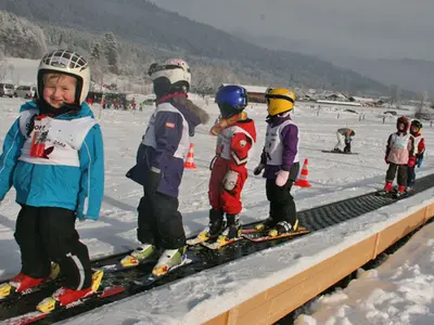 Förderband mit Kindern © Hirschberglifte