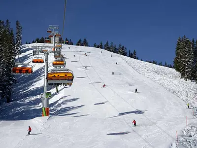 Skifahrer auf der Piste in Bolsterlang Hörnerbahn © Hörnerbahn GmbH und Co KG