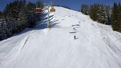 Blick auf Skifahrer auf der Piste am Weiherkopf im Skigebiet Bolsterlang