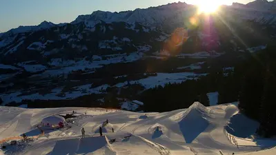 Luftaufnahme des Funparks Bolsterlang bei Sonnenuntergang