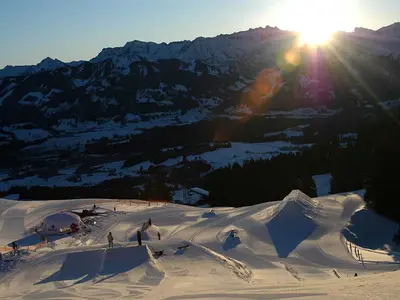 Luftaufnahme des Funparks Bolsterlang bei Sonnenuntergang © Hörnerbahn GmbH und Co KG