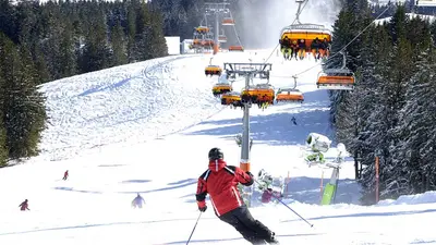 Skifahrer auf der Piste unter dem Weiherkopf-Lift in Bolsterlang