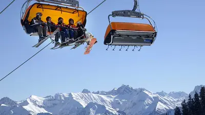 Blick von unten auf die Sesselbahn Weiherkopf in Bolsterlang