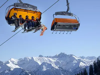 Blick von unten auf die Sesselbahn Weiherkopf in Bolsterlang © Hörnerbahn GmbH und Co KG