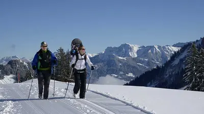 Zwei Winterwanderer im Bolgental in Bolsterlang