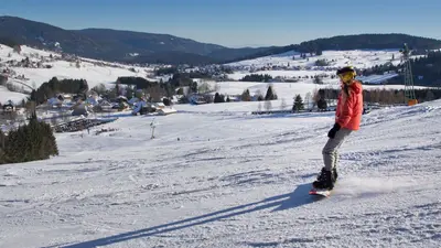 Snowboarder im Skigebiet Köpfle/Spitzenberg