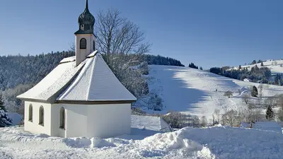 Strick Kirche Todtmoos mit Blick auf den Lift