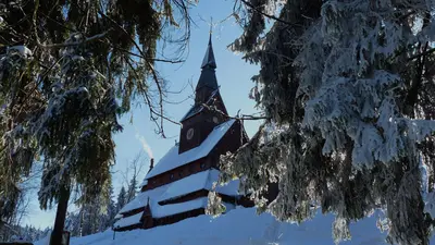 Schneebedeckte Kirche in Hahnenklee