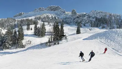 Drei Skifahrer auf der Piste