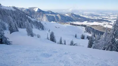 Blick von der Piste ins Tal