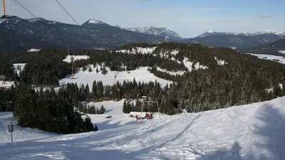 Blick über die Piste auf die Berge