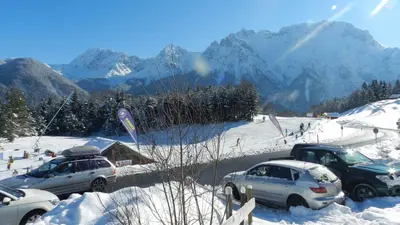 Blick vom Parkplatz auf die Berge 