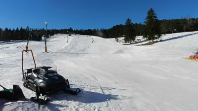 Blick auf die Piste mit Schneemobil