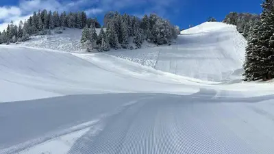 Blick auf die Pisten des Skigebiets