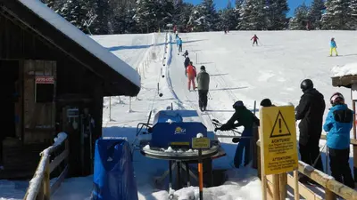 Skifahrer an der Talstation des Übungslifts