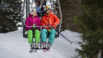 Zwei Personen im Sessellift