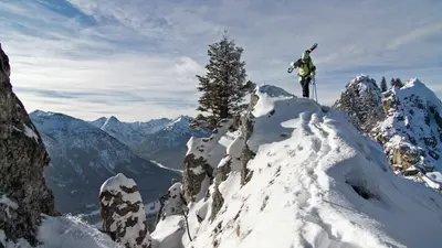 Tourengeher auf dem Gipfel des Zahn