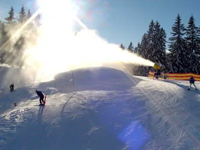 Schneekanonen und Pistenpräparierung am Ofterschwanger Horn © Bergbahnen Ofterschwang-Gunzesried GmbH