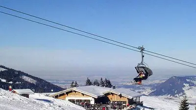 Sessellift mit Hütte im Hintergrund