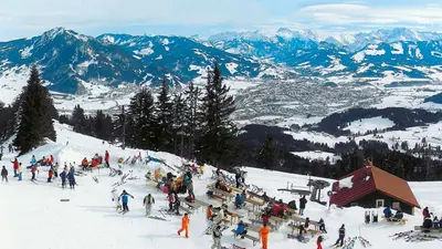 Panoramablick über die Bergstation und das Tal