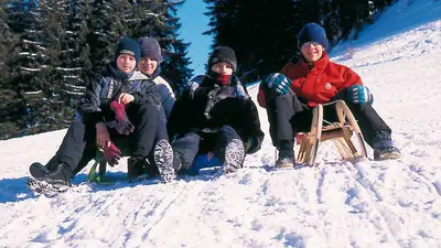 Vier Kinder beim Rodeln