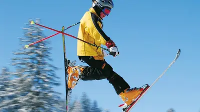 Skifahrer im Sprung