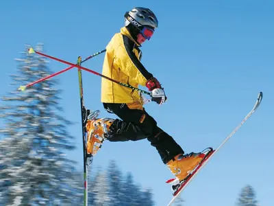 Skifahrer im Sprung © Mittagbahn