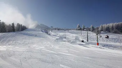 Blick auf die Piste und einen Sessellift im Skigebiet Alpspitzbahn Nesselwang