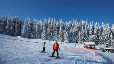 Skifahrer auf der Piste am Mühlleiten-Lift