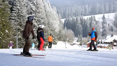 Skifahrer auf der Piste mit Talblick in Klingenthal