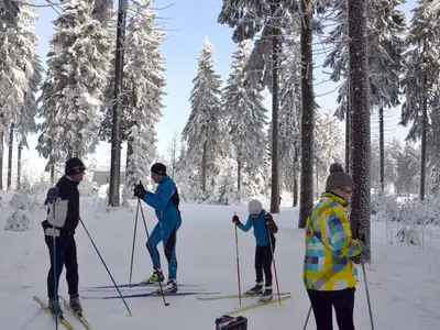 Langlaufgruppe im Wald in Klingenthal © Tourist-Info Klingenthal