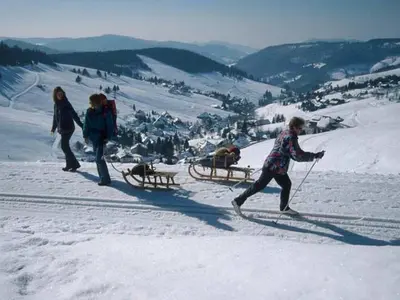 Unterwegs mit dem Schlitten oder auf Langlaufski © Tourismus GmbH zwischen Feldberg und Belchen