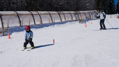 Kind vor überdachtem Förderband