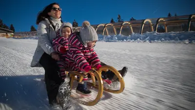 Rodelfamilie in Mitterdorf