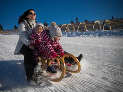Rodelfamilie in Mitterdorf © Martin Sanain