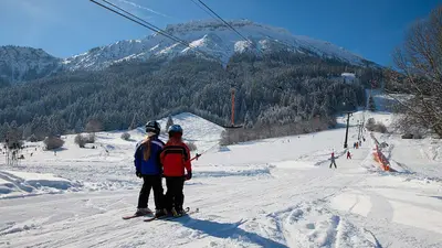 Kinder am Schlepplift im Skigebiet Pfronten-Steinach