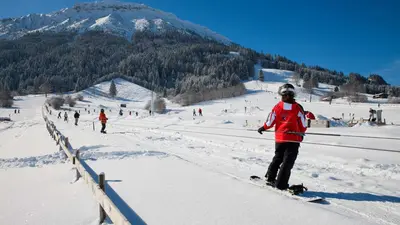 Snowboarder am Seillift