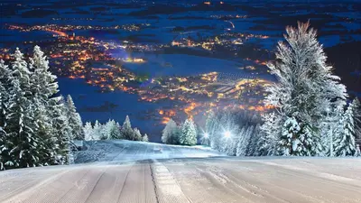 Blick von der beleuchteten Piste ins Tal